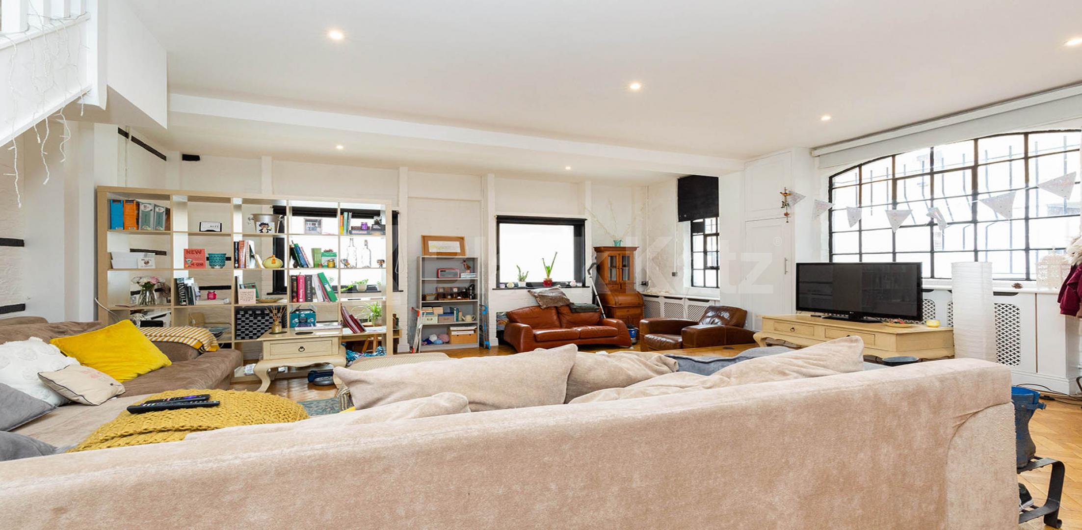 Stunning spacious 3 bed 2 bath with a huge lounge in Kentish Town. Highgate Road, Kentish Town
